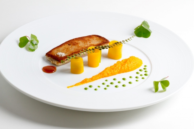 Filet de féra fumé en croûte de pain, réduction yuzu et miel, déclinaison de carottes